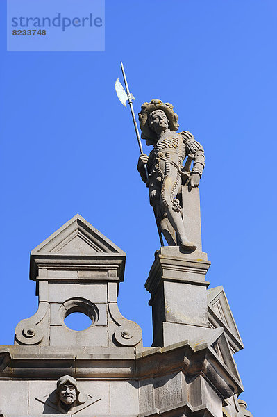 Statue auf dem alten Rathaus