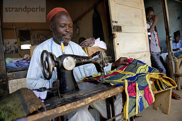 Ein Schneider auf dem Markt von Ngaoundéré