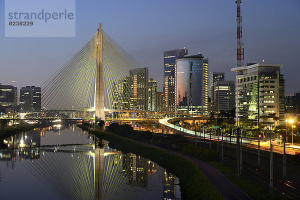 Moderne Hochhäuser und Brücke Octávio Frias de Oliveira über den Fluss Rio Pinheiros bei Nacht