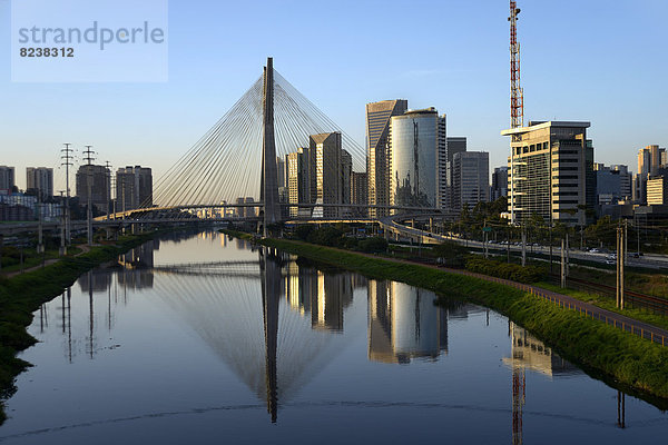 Moderne Hochhäuser und Brücke Octávio Frias de Oliveira über den Fluss Rio Pinheiros