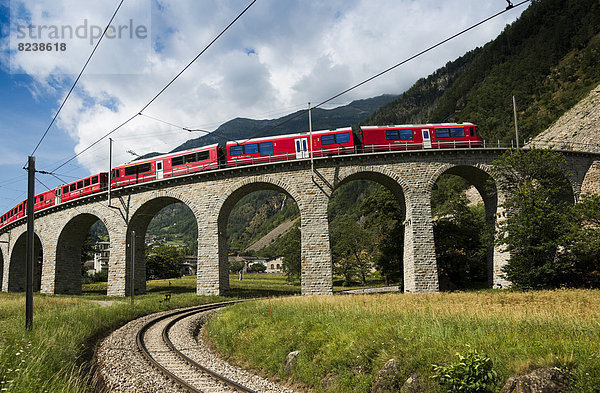 Kreisviadukt in Brusio  Rhätische Bahn  Bernina Express