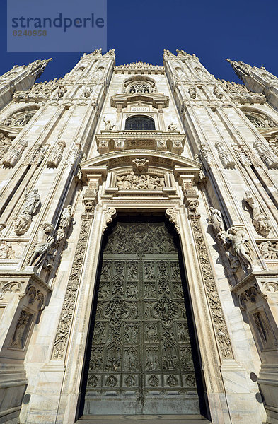 Bronzenes Hauptportal mit Szenen aus dem Leben Marias  Bildhauer Lodovico Pogliaghi  Westfassade Mailänder Dom oder Duomo di Santa Maria Nascente