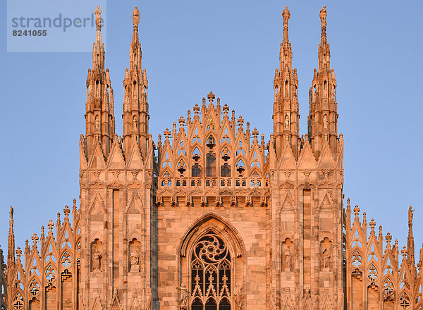 Guglie  Türme Westfassade Kathedrale Mailänder Dom oder Duomo di Santa Maria Nascente  im Abendlicht