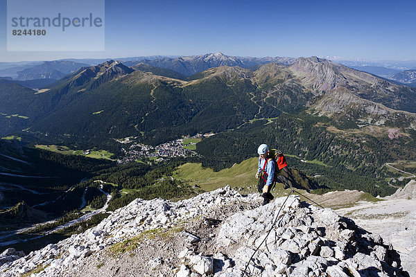 Bergsteiger beim Aufstieg über den Klettersteig Via ferrata Bolver-Lugli auf die Cima di Vezzana