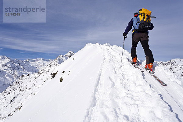 Skitourengeher auf dem Gipfelgrat der Ellesspitze