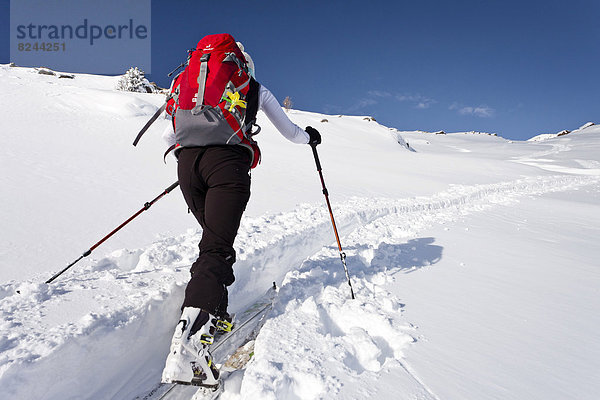 Skitourengeher beim Aufstieg auf den Juribrutto