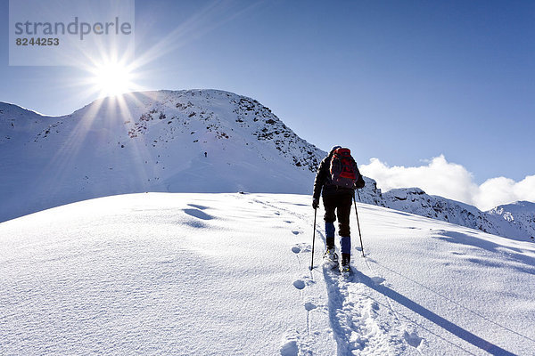 Schneeschuhwanderer beim Aufstieg auf das Schwarzhorn am Jochgrimm