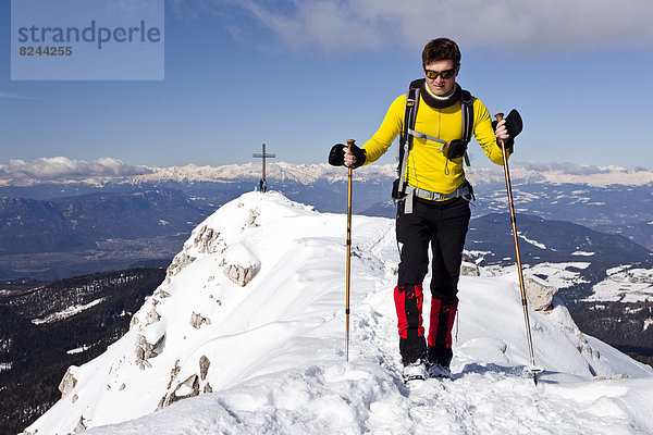 Winterwanderer am Gipfelgrat vom Jochgrimm  hinten der Gipfel vom Weißhorn