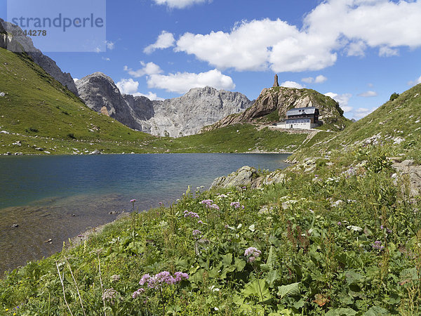 Wolayer See oder Wolayersee mit Wolayersee-Hütte und Kriegerdenkmal