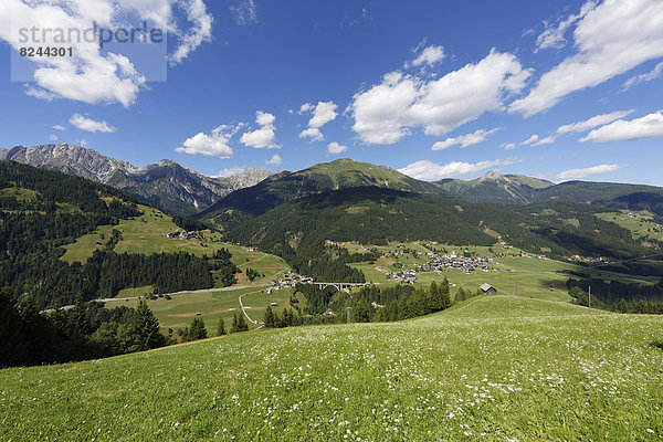 Dörfer Xaveriberg  Wiesen und Sankt Lorenzen  hinten Lienzer Dolomiten mit Riebenkofel