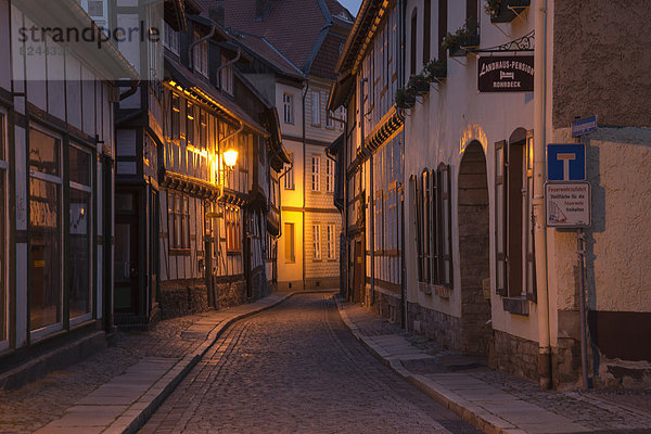 Gebäude Straße Abenddämmerung schmal