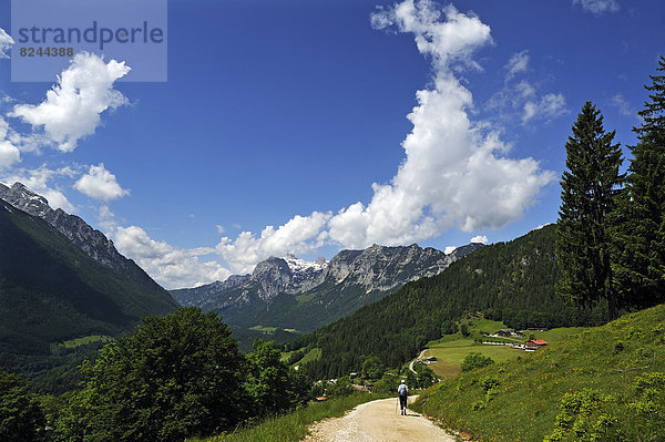 Berchtesgadener Bergwelt mit Wanderweg und Wanderer  hinten die Reiteralpe