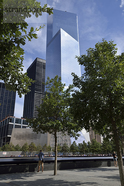 National September 11 Memorial  hinten das Four World Trade Center
