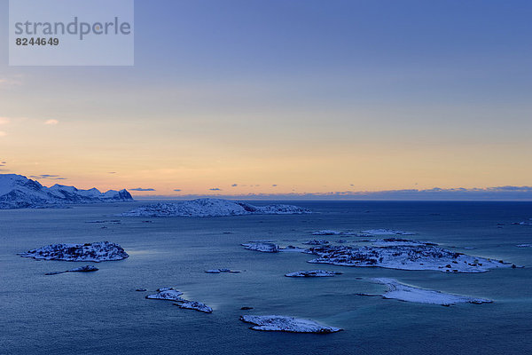 Fjord mit Inseln zur blauen Stunde
