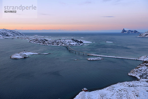 Fjord mit Inseln und Brücke zur blauen Stunde
