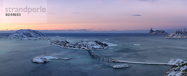 Fjord mit Inseln und Brücke zur blauen Stunde