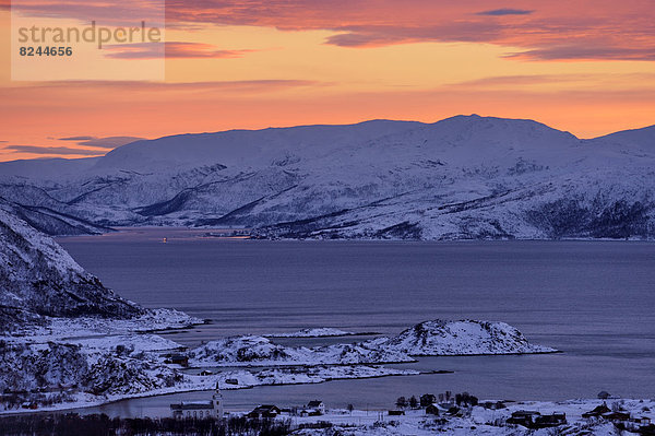 Fjord mit Inseln im Winter zum Sonnenuntergang