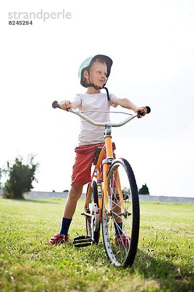Junge - Person  Feld  Fahrrad  Rad