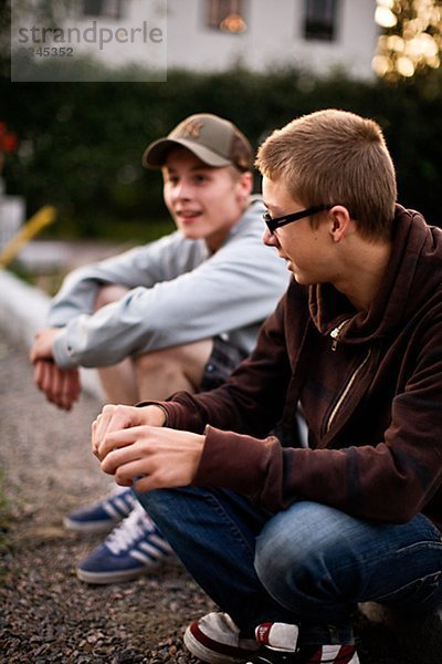 sitzend  Jugendlicher  Bordstein