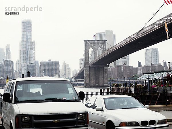 Auto unterhalb Brücke parken Brooklyn