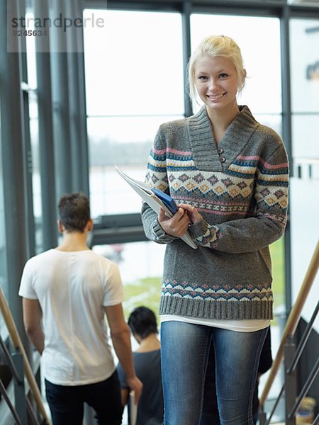 Korridor  Korridore  Flur  Flure  Jugendlicher  Schule  Mädchen