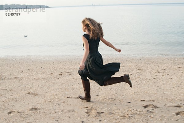 junge Frau junge Frauen Strand rennen