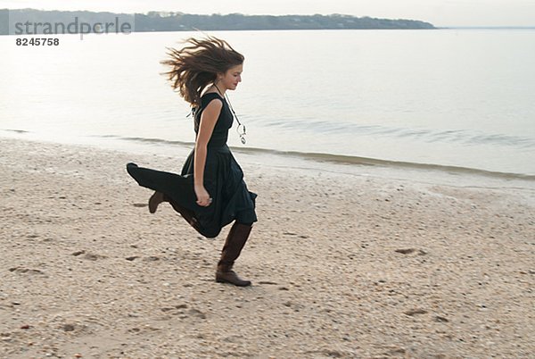 junge Frau junge Frauen Strand rennen