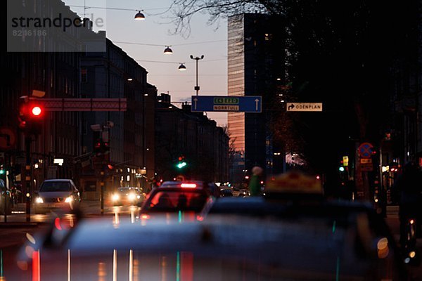 Straße  Abenddämmerung  Straßenverkehr