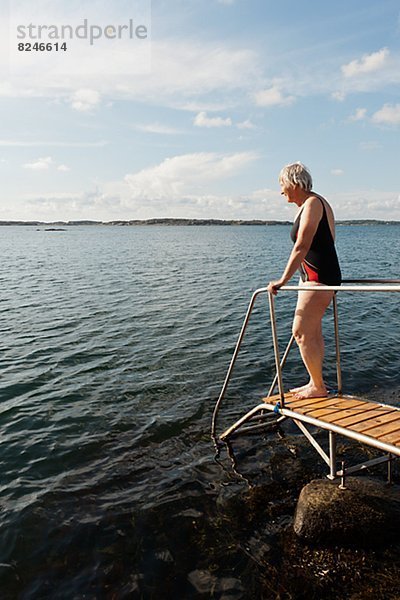 Senior Senioren Frau Leiter Leitern schwimmen