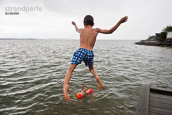 Boy springen ins Wasser