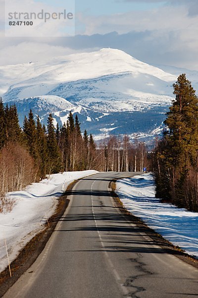 Road gehen durch verschneite Landschaft