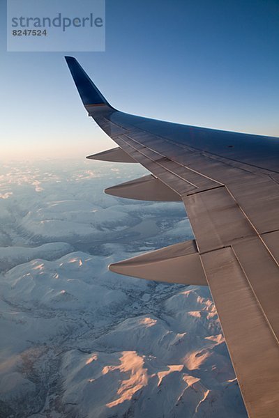 Flugzeug  fliegen  fliegt  fliegend  Flug  Flüge  Schneedecke  Berg  über