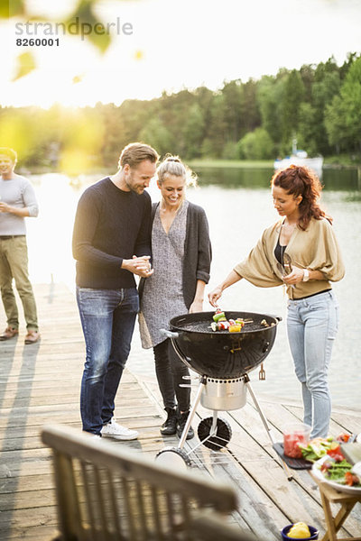 Freunde beim Grillen am Pier