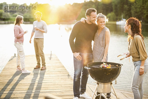 Freunde beim Grillen am Pier