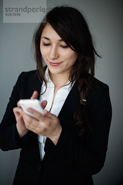 benutzen  Geschäftsfrau  jung  Smartphone