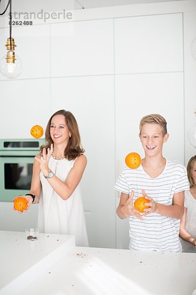 Orange  Orangen  Apfelsine  Apfelsinen  Sohn  Mutter - Mensch  jonglieren