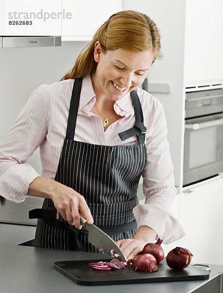 Frau  lächeln  schneiden  Küche  Zwiebel