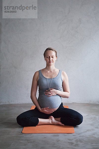 Schwangere bei einer Yogaübung