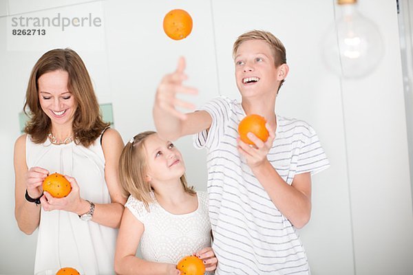Orange  Orangen  Apfelsine  Apfelsinen  Sohn  Tochter  Mutter - Mensch  jonglieren