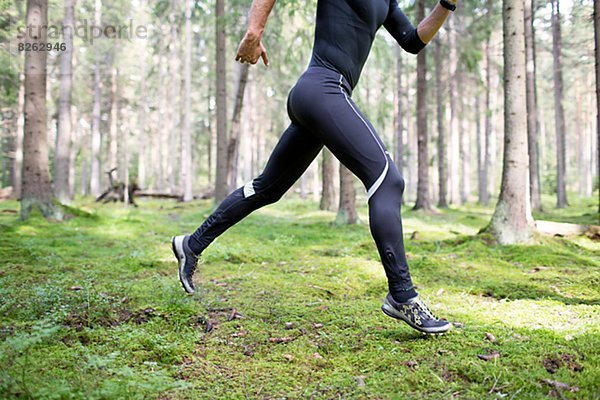 Mann läuft im Wald