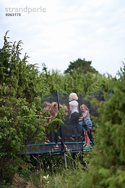 Kinder auf Trampolin