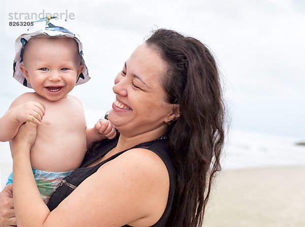 Mutter mit Sohn am Strand