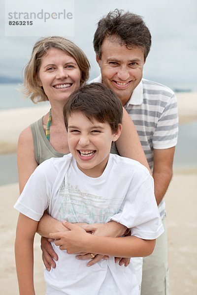 Eltern mit Sohn am Strand