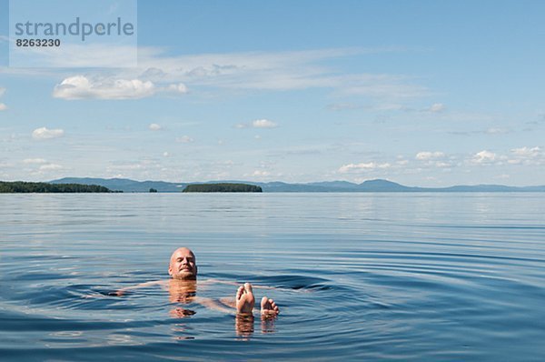 Mann  Meer  reifer Erwachsene  reife Erwachsene  schwimmen