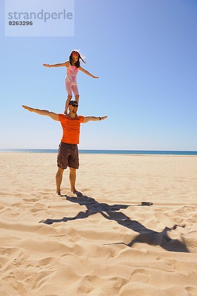 stehend  Strand  Menschlicher Vater  Menschliche Schulter  Schultern  Mädchen