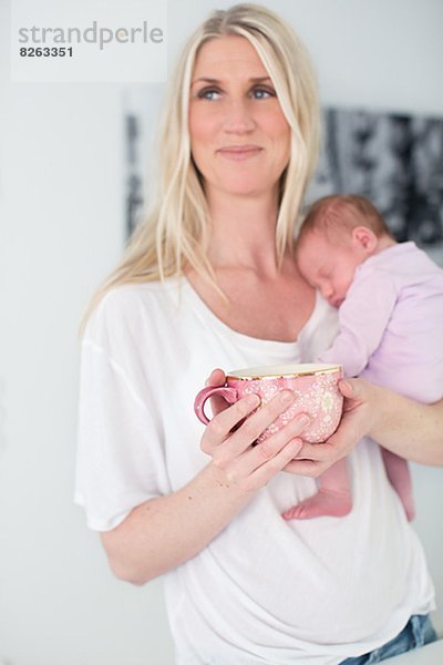 Neugeborenes  neugeboren  Neugeborene  Frau  halten  Tochter