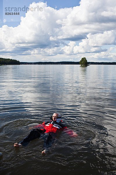 Man schwimmt auf Wasser