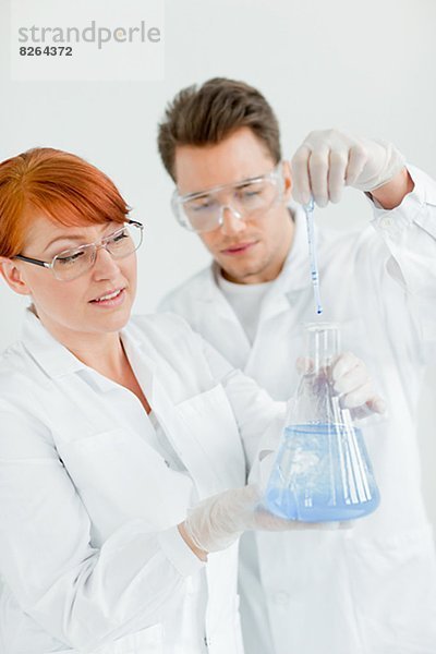 Zwei Wissenschaftler im Labor