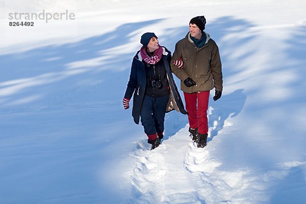 Paar Wandern im Schnee