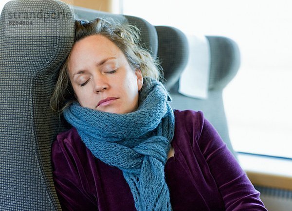 Frau schlafen im Zug